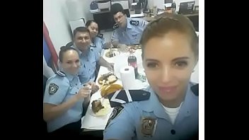 comendo policial gostosa