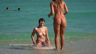 Famosos en playa nudista